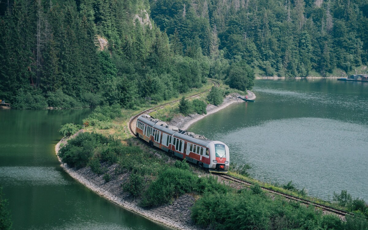 Vlak ZSSK medzi Palcmanskou a Dobsinskou Masou. Ide o jednu zo vstupnych bran do Slovenskeho raja
