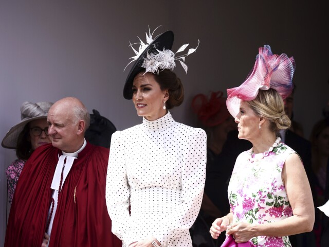 Princezná Kate z Walesu (vľavo) v kreácii Alessandra Rich a vojvodkyňa Sophie z Edinburghu