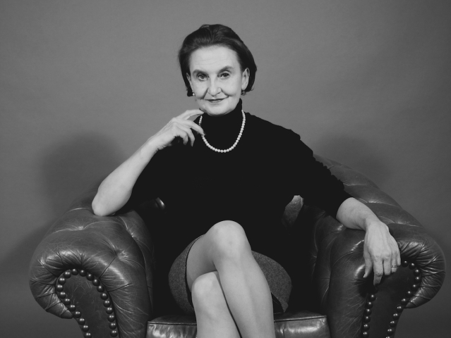 Eva Holubova