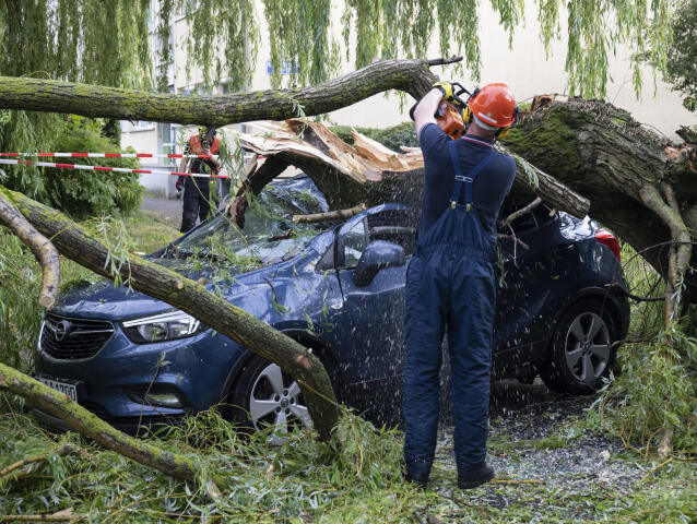 Nemecko Počasie Búrky, dažde, zničené auto