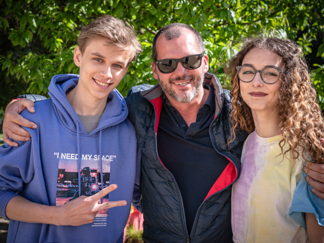Režisér Braňo Mišík s detskými hercami pri nakrúcaní filmu Nikdy nehovor nikdy.