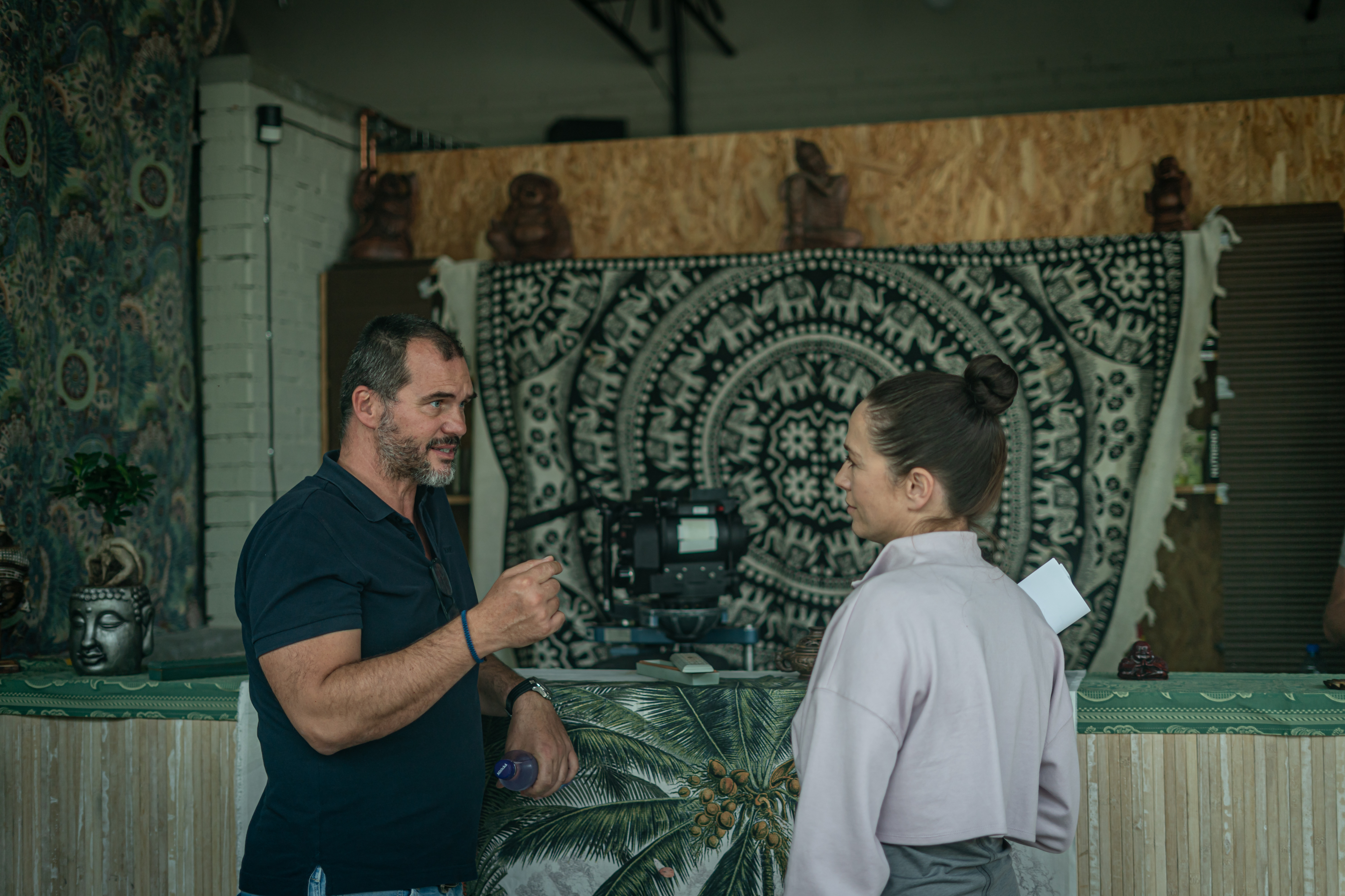 Režisér Braňo Mišík s herečkou Terezou Kostkovou pri nakrúcaní filmu Nikdy nehovor nikdy.