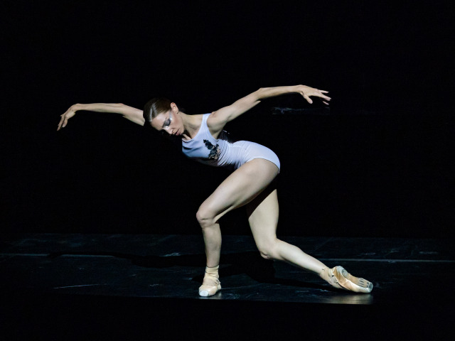 Bezs Lov E  choreografia Martin Winter  kostymy Marcel Holubec W  na foto Viola Mariner