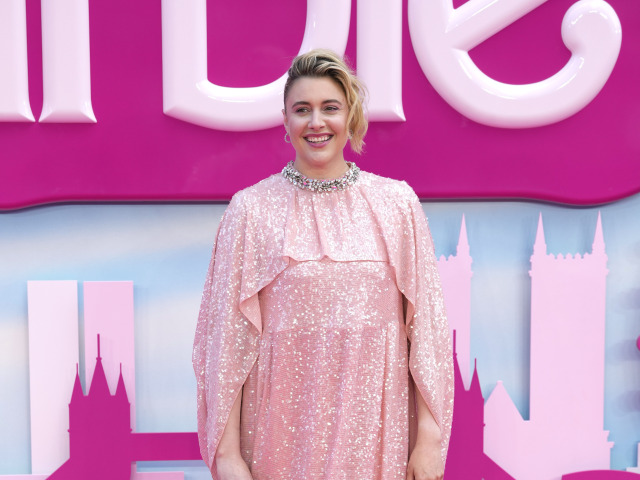 Greta Gerwig v šatách z dielne Erdem.