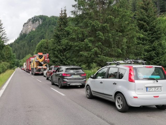 kolóna, semafor, Donovaly, zdržanie
