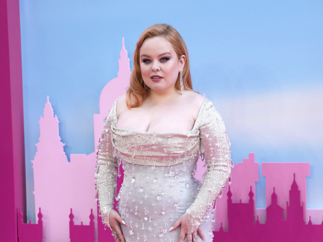 Nicola Coughlan v kreácii Wiederhoeft