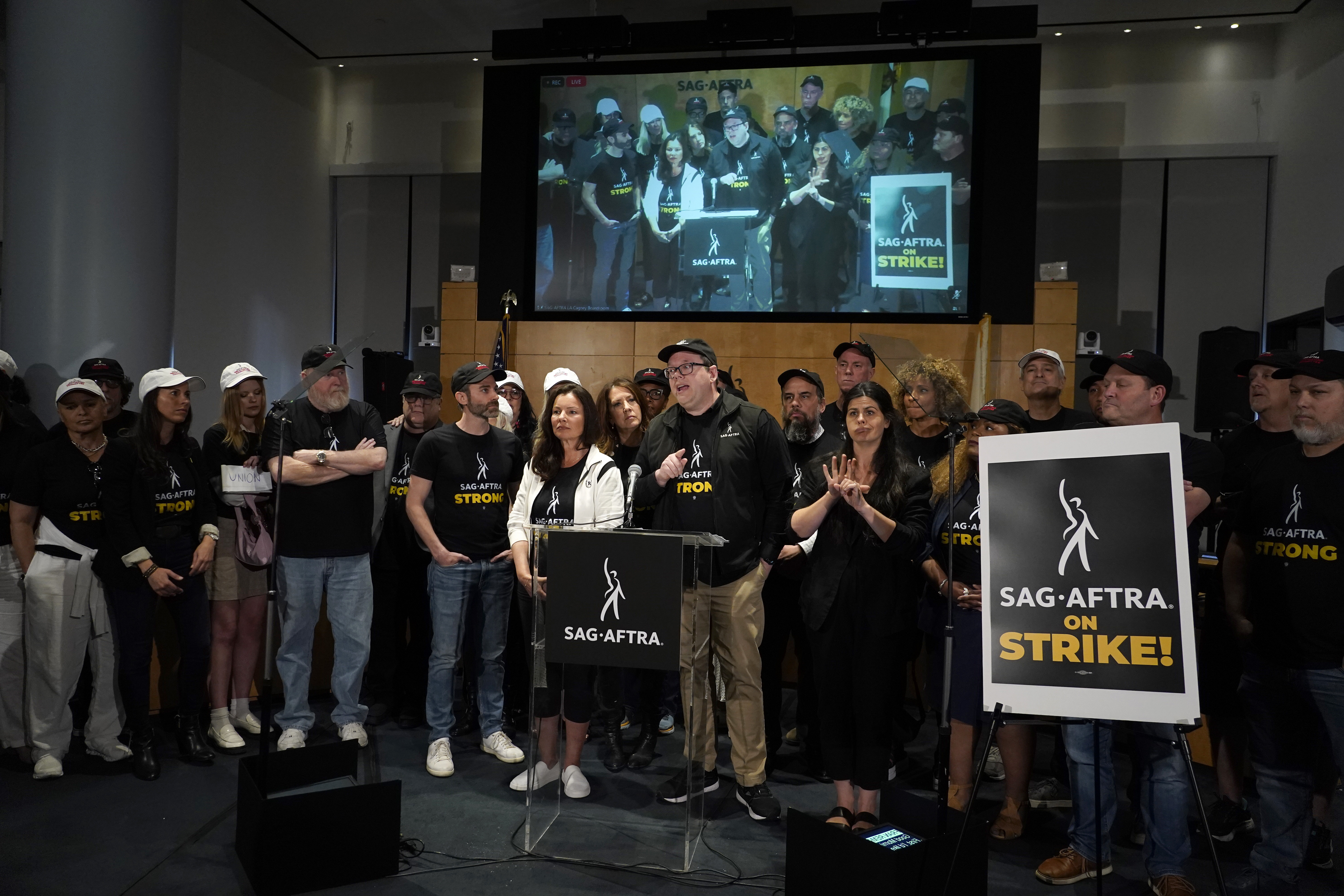 Prezidentka SAG-AFTRA Fran Drescher (vľavo) a národný výkonný riaditeľ a hlavný vyjednávač SAG-AFTRA Duncan Crabtree-Ireland (v strede) počas tlačovej konferencie. 13.7.2023
