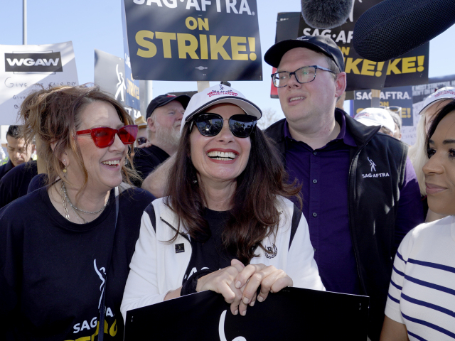 Joely Fisher, herečka a prezidentka organizácie SAG-AFTRA Fran Drescher a Duncan Crabtree-Ireland