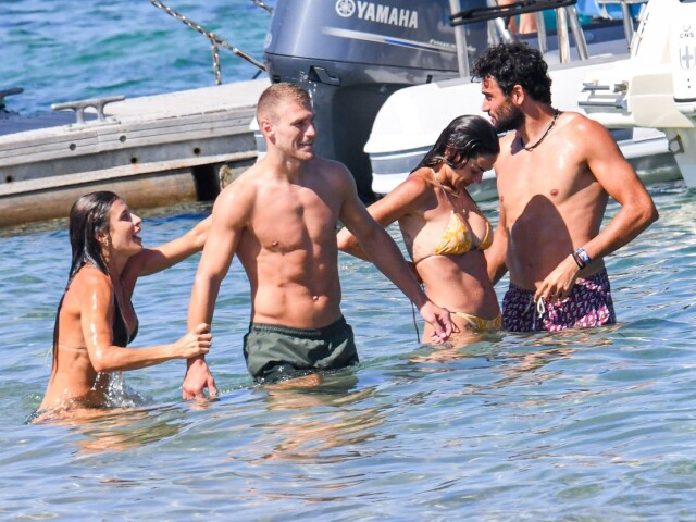 Elisabetta Canalis si užívala slnko a more na pláži na Sardínii.