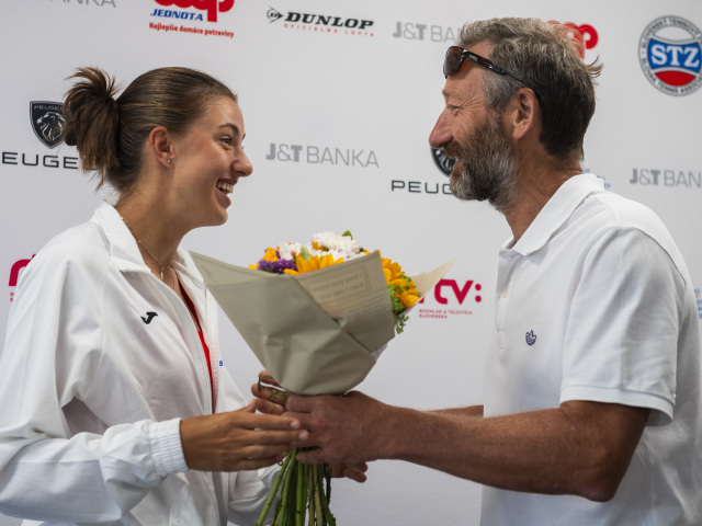 SR Wimbledon Tenis Juniorka Jambrichová Návrat TK BAX
