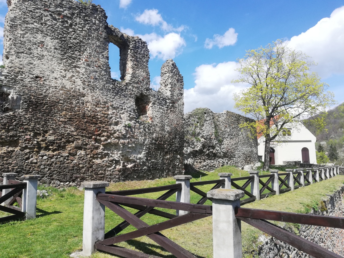 Modrý Kameň hrad obnova-zrúcanina