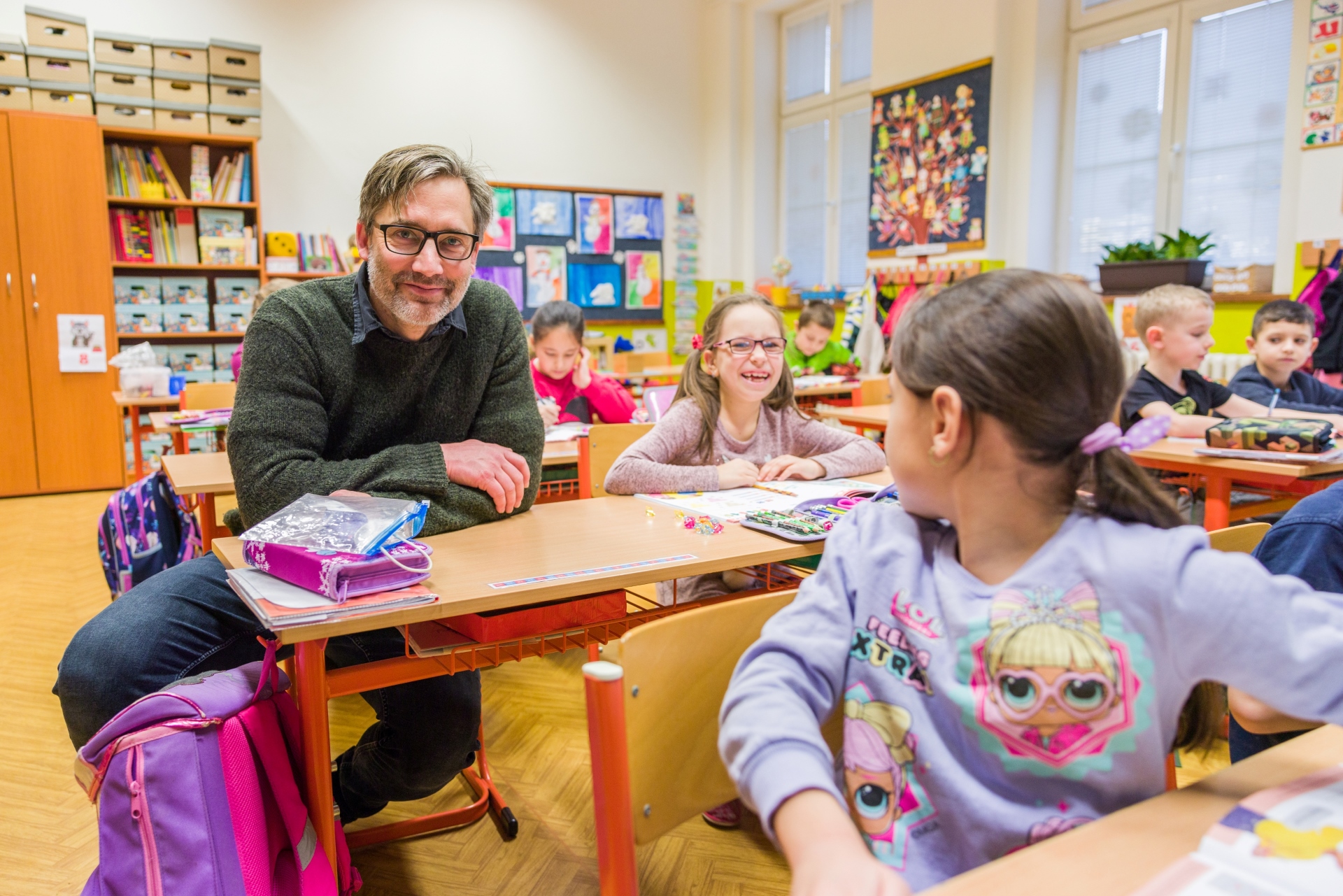 Sprievodcom dokumentárneho seriálu Jak se dělá dobrá škola bude herec a režisér Jiří Havelka.