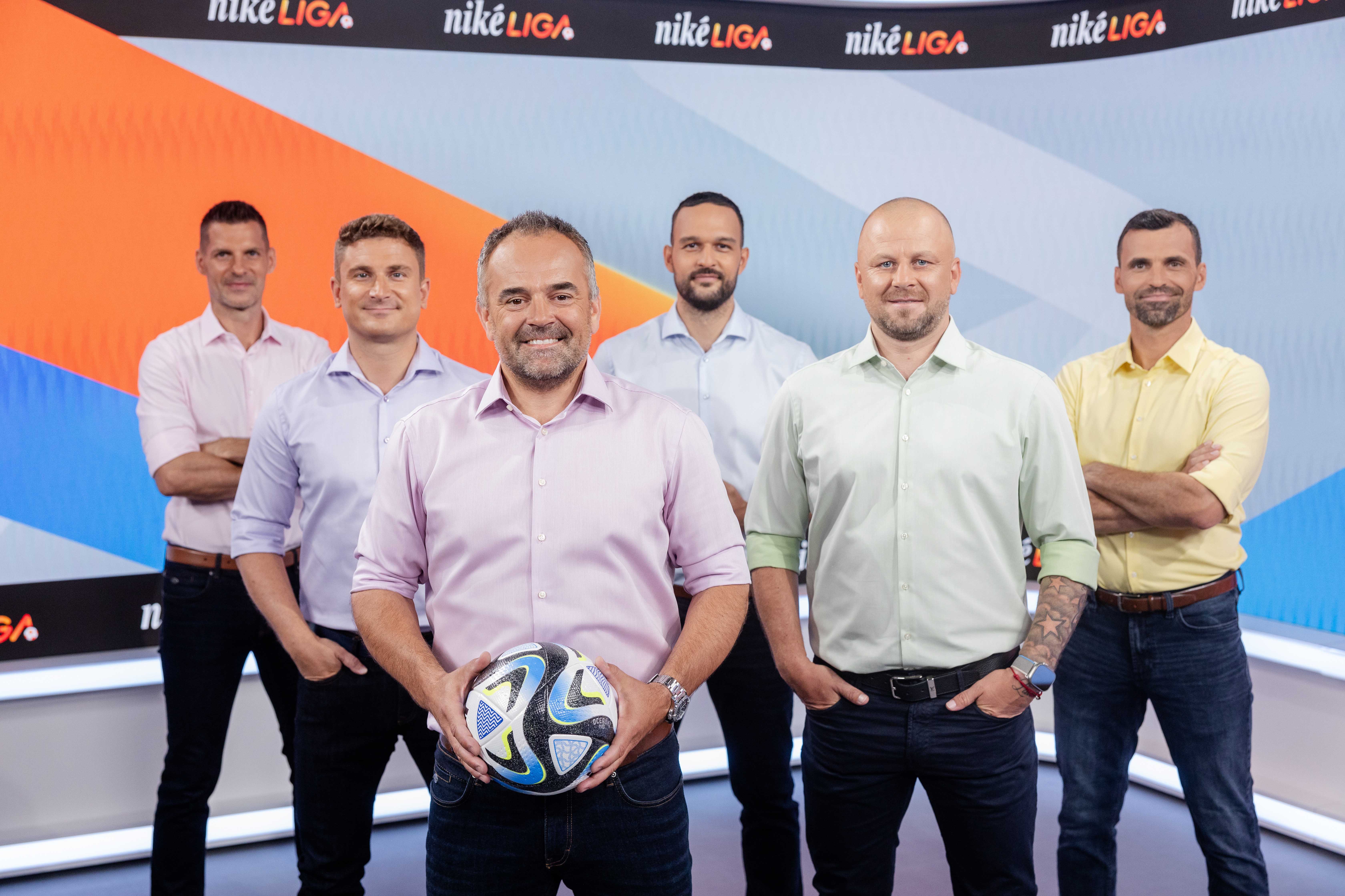 Moderátori Niké ligy M. Tomčák, P. Filo, S. Jurko, A. Zvolenský a experti M. Sapara a M. Mikulič.