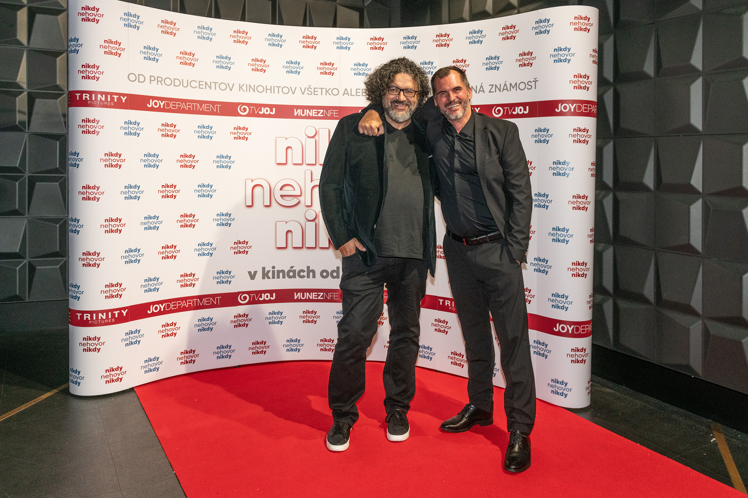 Producent Peter Núñez (vľavo) a režisér Braňo Mišík na premiére filmu Nikdy nehovor nikdy v Bratislave.