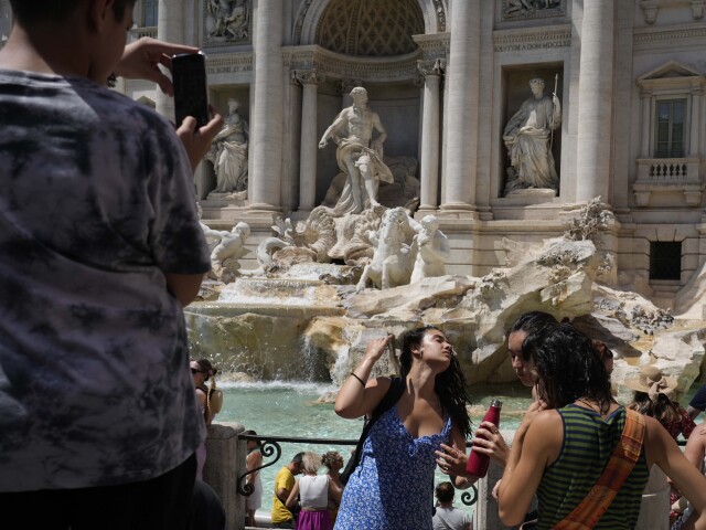 Taliansko Rím Fontána di Trevi kúpanie obmedzenie