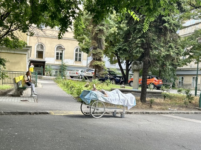 Osamotený pacient čaká na sanitku na nezaistenom lôžku. 