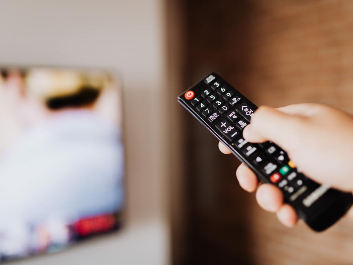 televízor, televízia, obývačka, tv, tv ovládač,