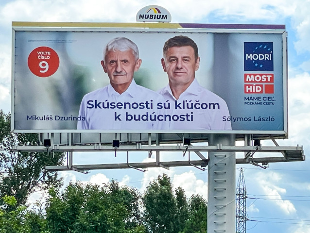 Billboard strany Modrí, Most-Híd, august 2023