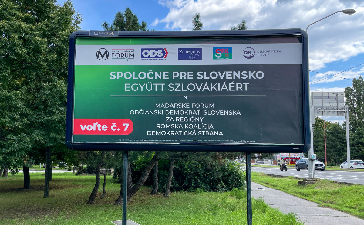 Billboard strán Maďarské fórum, Občianski demokrati Slovenska, Za regióny, Rómska koalícia, Demokratická strana, august 2023