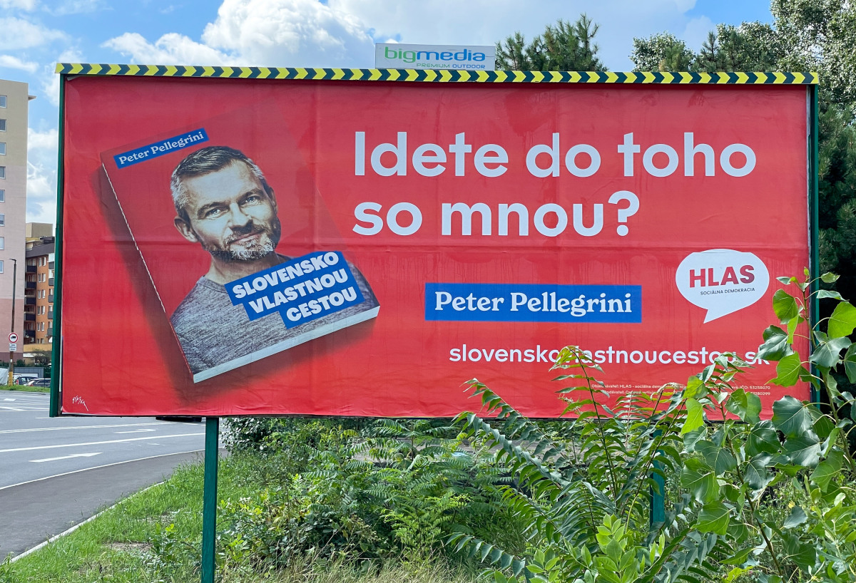 Billboard strany Hlas-SD, kniha Petra Pellegriniho