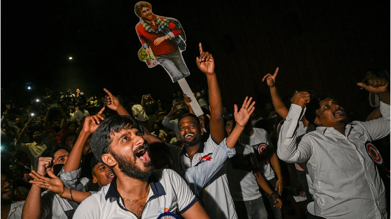 Indickí fanúšilovia herca Rajinikantha počas premiéry filmu Jailer v Mumbai.