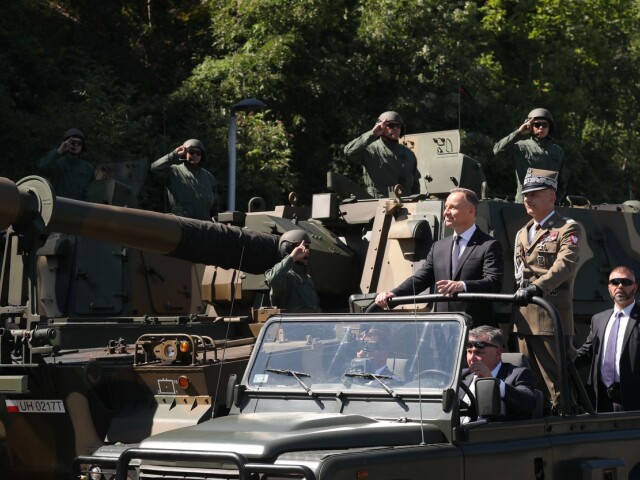 Poľský prezident Andrzej Duda a náčelník štábu, generál Rajmund Andrzejczak (vpravo) na vojenskej prehliadke vo Varšave.
