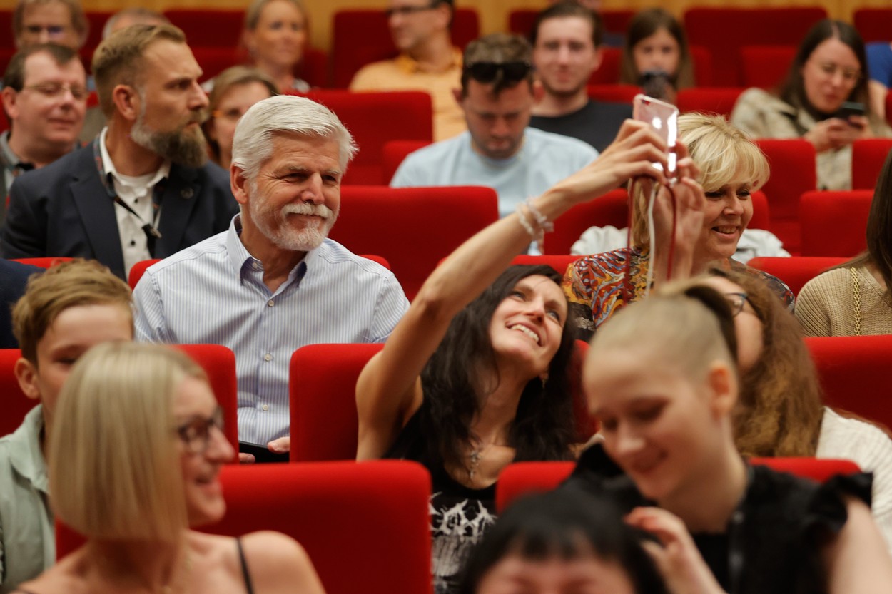 Český prezident Petr Pavel navštívil MFF v Karlových Varoch. Z festivalového programu si vybral film Bod obnovy.