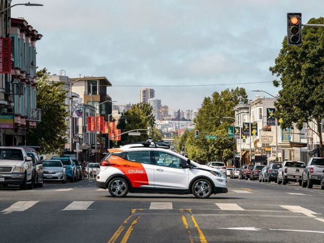 cruise-car-in-san-francisco-streets-1611072428