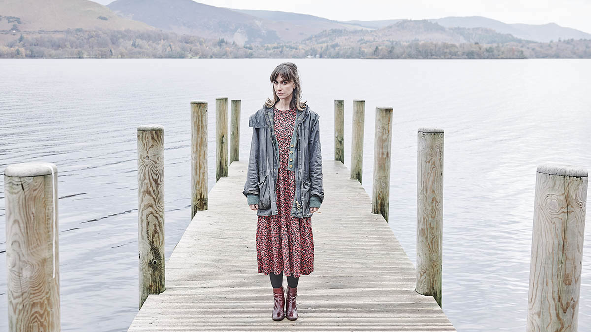 Záber z britskej minisérie Nevinný. Nespravodlivo odsúdenú učiteľku Sally stvárňuje Katherine Kelly.