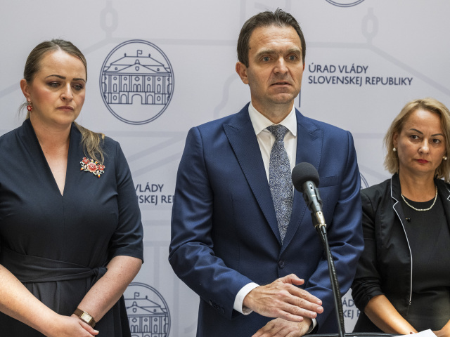 SR Bratislava APZD RÚZ KOZ MPSVR AZZZ HSR vláda odbory BAX