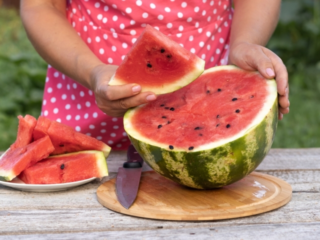 melón, červený melón, žena, záhrada
