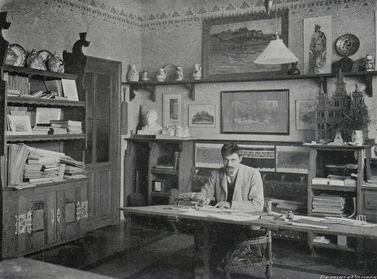 Dušan Samuel Jurkovič vo svojej pracovni, Veveří ul. 14, Brno, 1905. Foto: Deport & Panzer. Repro: Český svět 1905 – 1906, roč. II, č. 2, s. 48