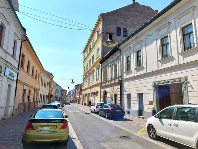 Výšku parkovného a nový parkovací poriadok v Košiciach upravilo nové VZN. Mesto vzalo do vlastných rúk výber parkovného. Súd mu dal za pravdu nielen v prípade neplatnosti zmluvy s firmou EEI, ale aj odškodnenia vyše 6,1 milióna eur.