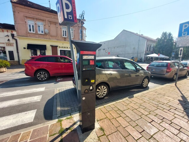 Výšku parkovného a nový parkovací poriadok v Košiciach upravilo nové VZN. Mesto vzalo do vlastných rúk výber parkovného. Súd mu dal za pravdu nielen v prípade neplatnosti zmluvy s firmou EEI, ale aj odškodnenia vyše 6,1 milióna eur.