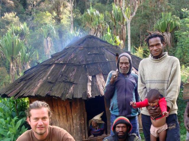 NEPOUZ, Jozef Terem, Papua a miestna osada a obyvatelia