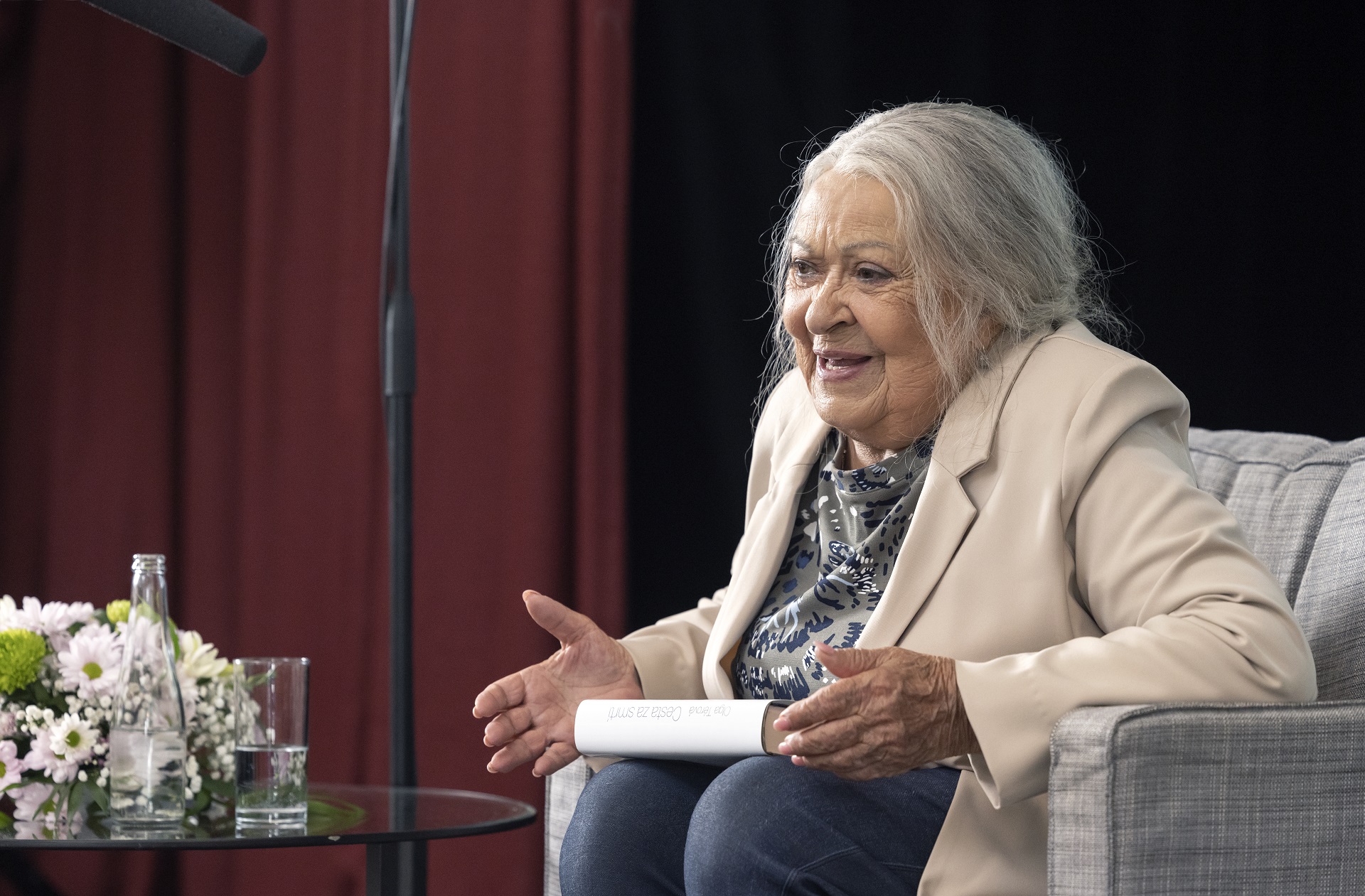 Jiřina Bohdalová stvárňuje hlavnú úlohu vo filme Svätá.