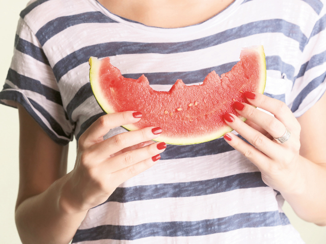 melón, červený melón, pásikavé tričko