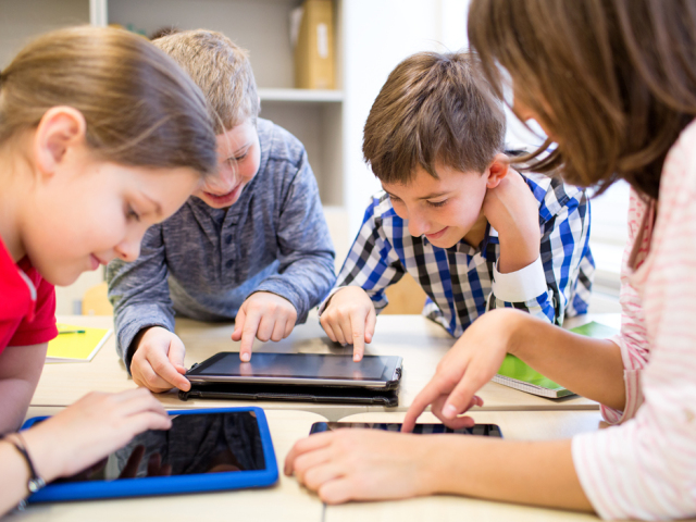 deti, smartbooks, tablety, digitálne vzdelávanie, žiaci