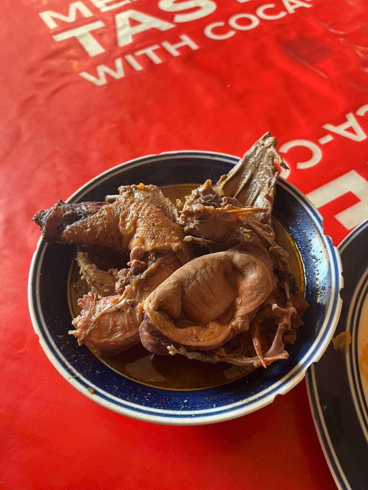 NEPOUZ, Uganda, Janka si v restauracii v dobrej viere objednala kura. Nevedeli sme ho velmi identifikovat