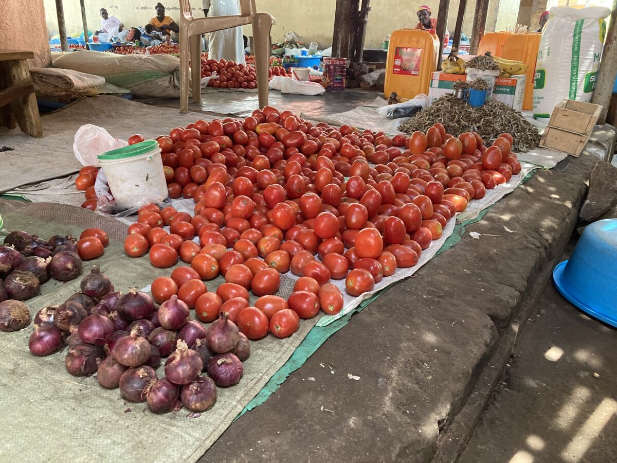 NEPOUZ, Uganda, Na trhu sa predava aj cerstva zelenina alebo susene sardely