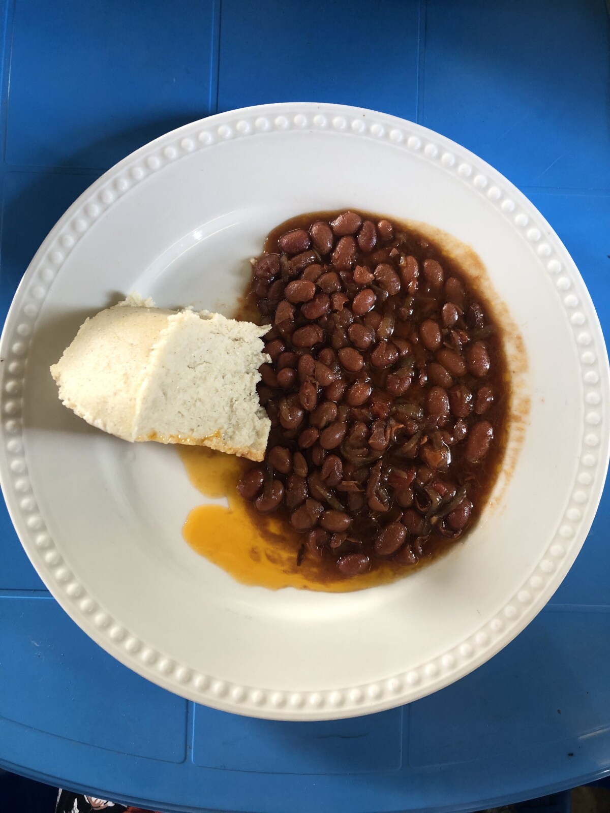 NEPOUZ, Uganda, Posho s fazulou  na severe Ugandy najbeznejsie jedlo