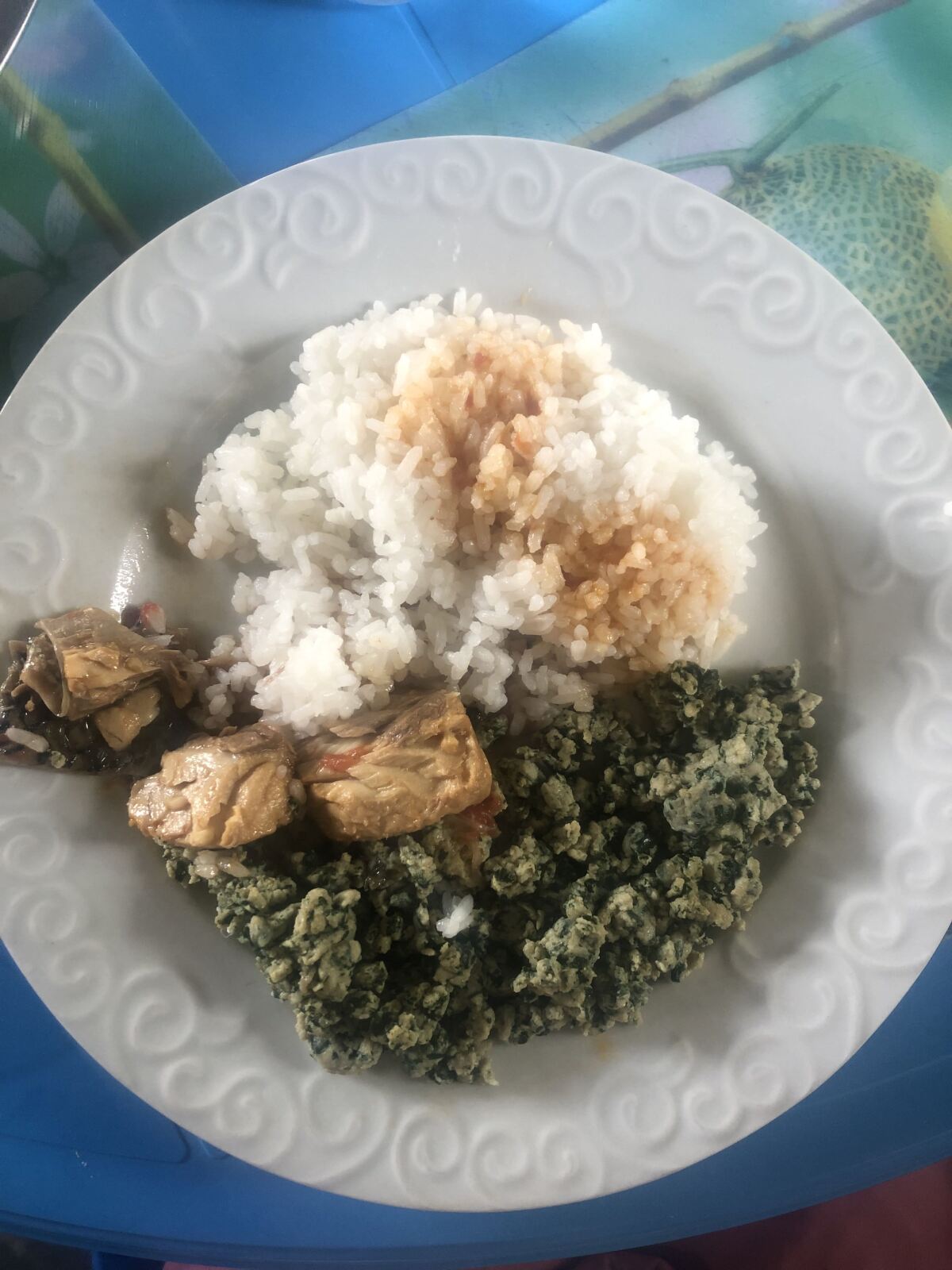 NEPOUZ, Uganda, Ryba s ryzou a vajickom zmiesanym so zelenymi listami