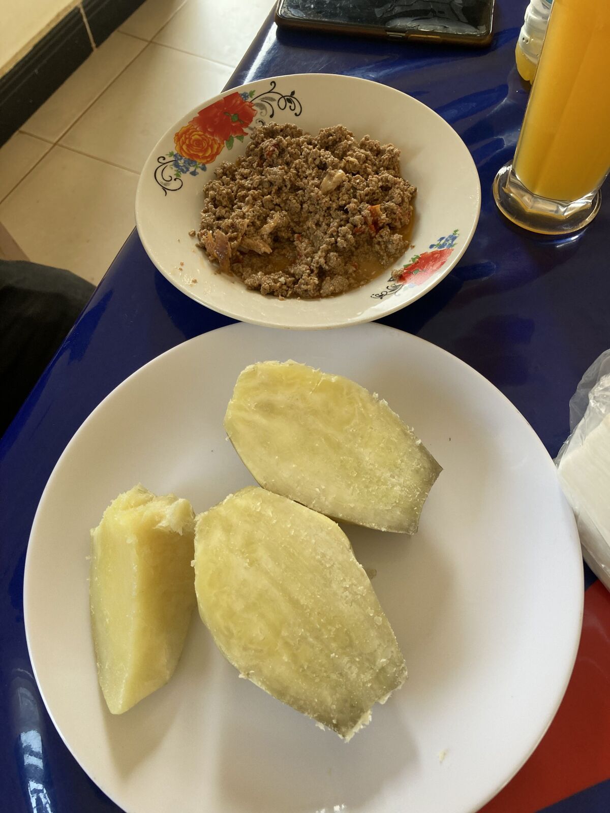 NEPOUZ, Uganda, Sezamova kasa s rybou a lokalnymi zemiakmi