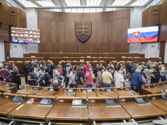 SR Bratislava DOD NRSR parlament verejnosť BAX