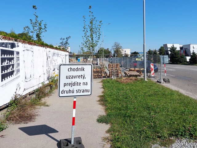 Eurobau pred cintorínom