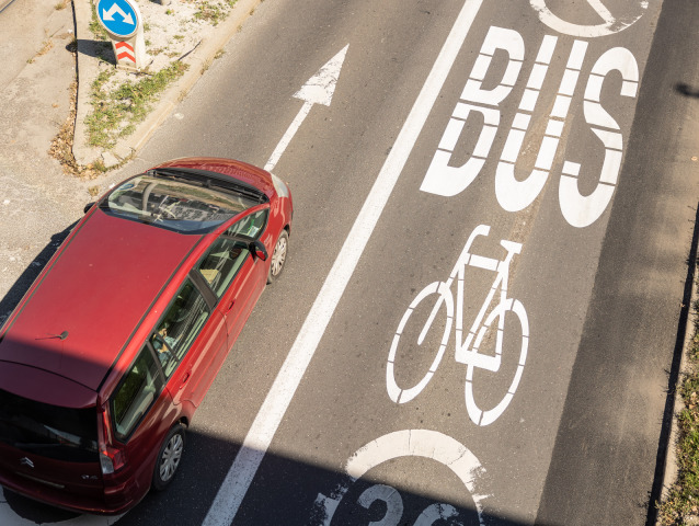 Zmiešaný cyklo a bus pruh v Starom Meste