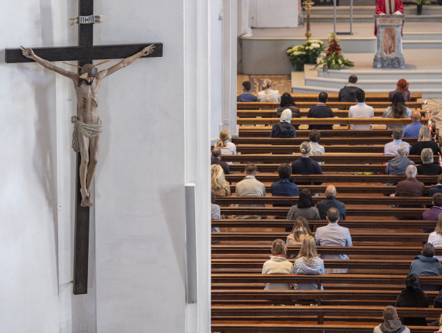 švajčiarsko, kostol, omša, obťažovanie sexuálne