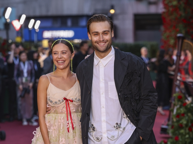 Bel Powley v šatách Dior a herec Douglas Booth 
