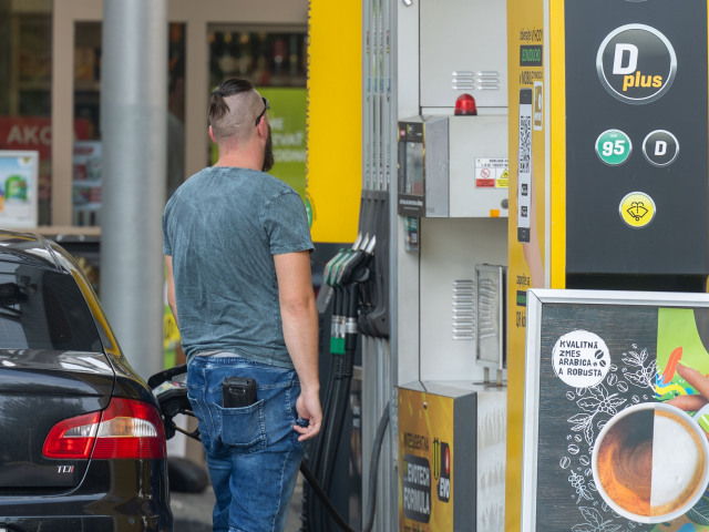 benzín, nafta, pohonné látky, benzínová pumpa, tankovanie, čerpačka, pumpa