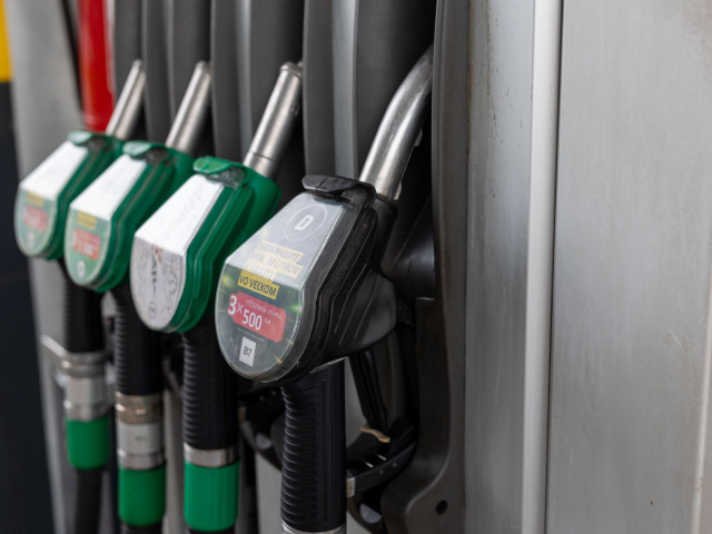benzín, nafta, pohonné látky, benzínová pumpa, tankovanie, čerpačka, pumpa